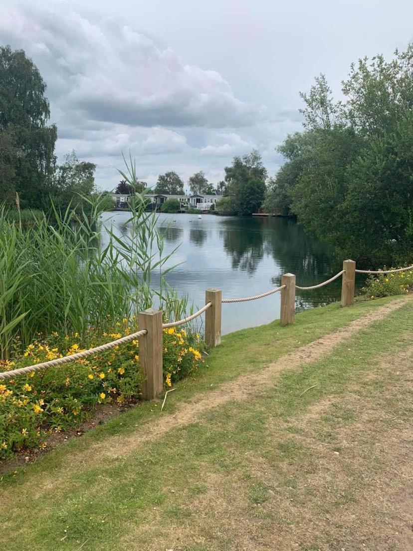 Muscovy Lodge With Hot Tub At Tattershall Lakes Country Park Exterior photo