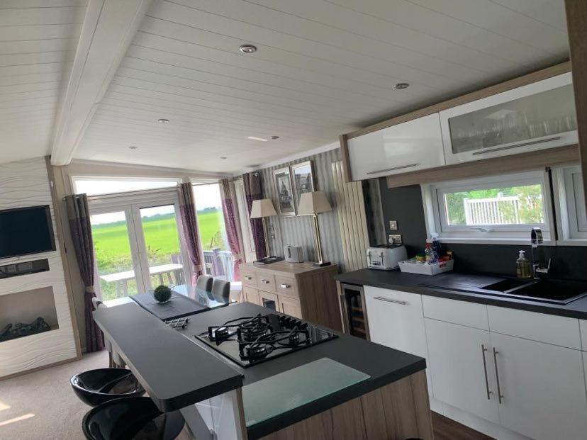 Muscovy Lodge With Hot Tub At Tattershall Lakes Country Park Exterior photo