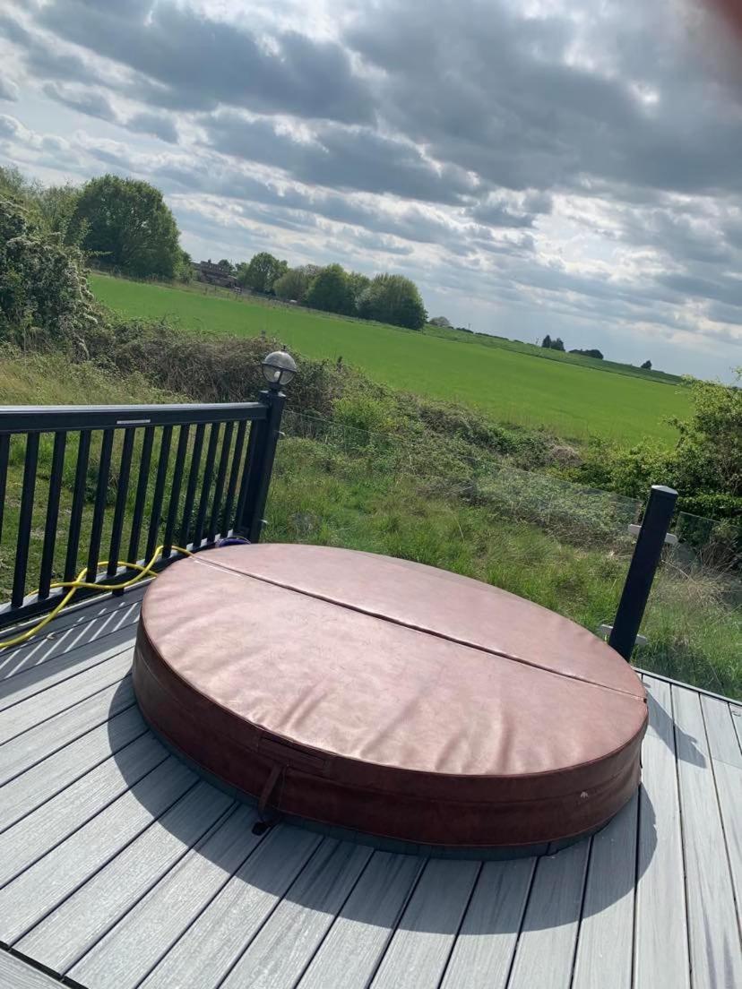 Muscovy Lodge With Hot Tub At Tattershall Lakes Country Park Exterior photo